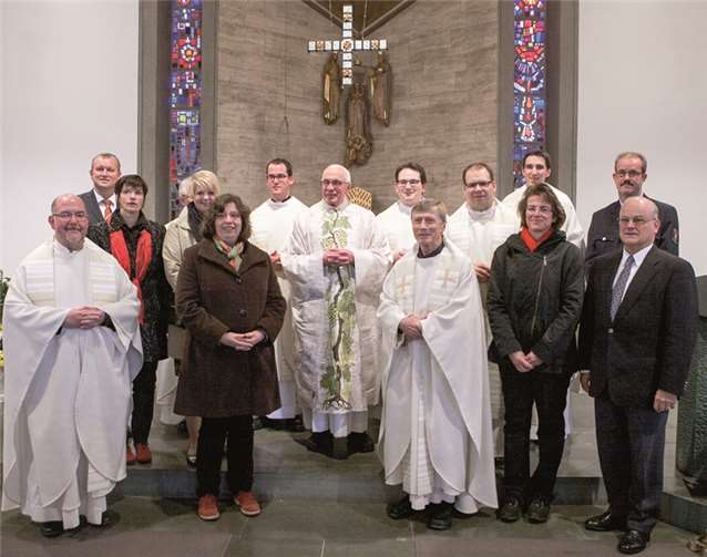 Abschied von zahlreichen Weggefährten nahm Pfarrer Kurt Groß (Mitte) bei einer Heiligen Messe in der Pfarrkirche Sankt Lambert Lantershofen. VJ