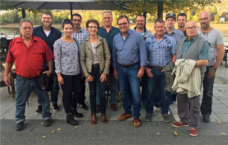 Abschiedsabend für Renate Güttes (5.v.links): In einer Feierstunde dankte ihr Norbert Schmickler (7. v. links) für das langjährige Engagement..M. & J. Schmickler