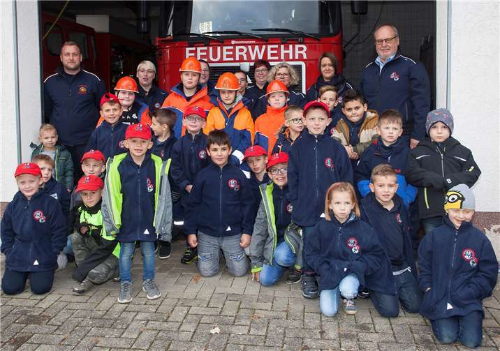 Abschiedsfoto mit den Bambinis: Die vier Jugendlichen in oranger Kleidung sind ab sofort bei der Jugendfeuerwehr. Feuerwehr VG Puderbach