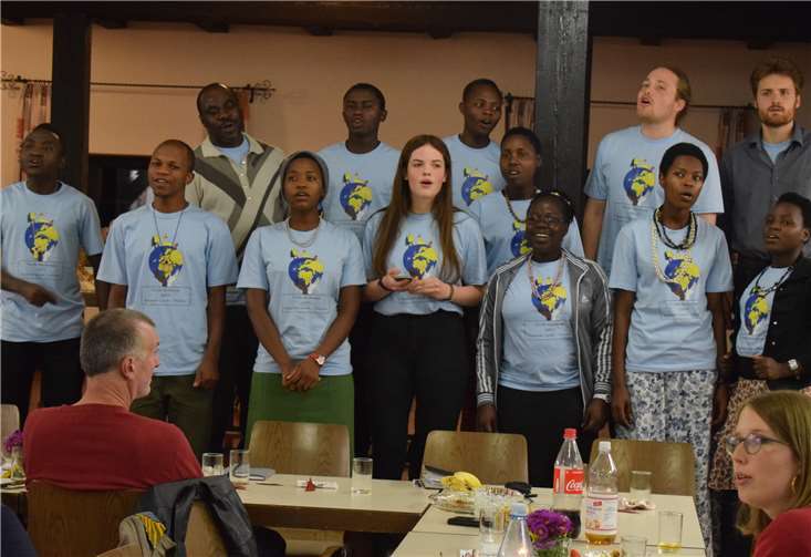 Abschiedslied: Nach drei Wochen im Dekanat Nassauer Land haben die jungen Gäste aus Tansania nicht nur viel über Bildung, Arbeitswelt und Waldbau erfahren, sondern auch neue Freunde kennengelernt.