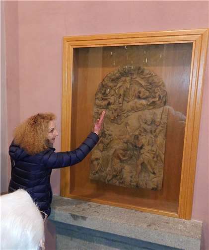 Abschließend erläuterte Beate Zils noch das wertvolle Holzrelief mit einer eindrucksvollen geschnitzten Darstellung der Heiligen Dreifaltigkeit mit Gott Vater, Sohn und Heiligem Geist, das sich geschützt hinter Panzerglas im Altarbereich befindet.