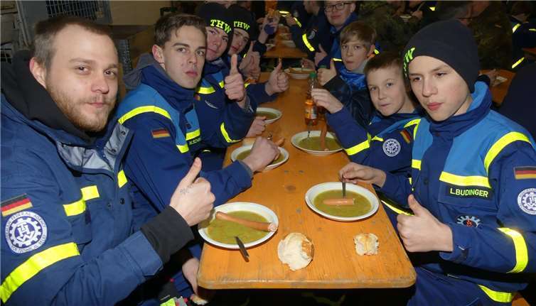 Abschließend ließ man sich einen deftigenErbseneintopf mit Knackwurst schmecken.