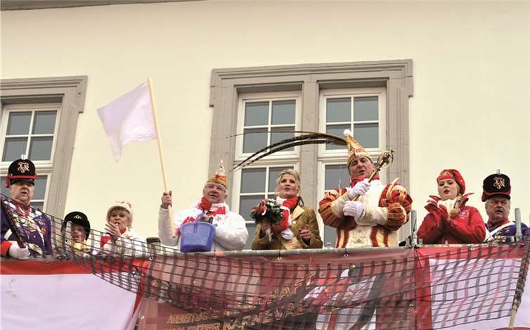 Abschließend schwenkt JoHo die weiße Fahne und Prinz Markus erhält den Stadtschlüssel.