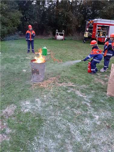 Abschließender Höhepunkt war der actiongeladene und reale Einsatz der Fettbrandsimulationsanlage.