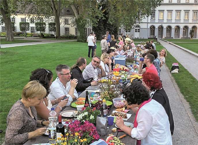 Abschluss-Picknick vor dem Schloß.privat