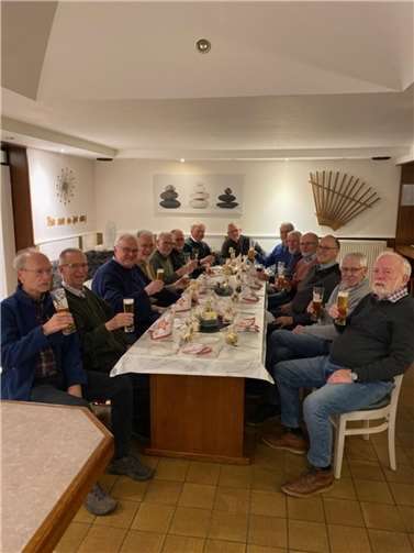 Abschluss eines jeden Jahres bildet ein Abend in geselliger Runde.  Foto: privat