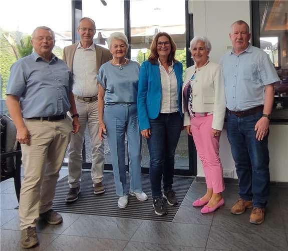 Politisches Café der Senioren-Union Andernach Abschlussfoto der Vorsitzenden (v.l.) Harald Trinkaus (Ahrweiler) und Richard Welter (Andernach) mit MdB Mechthild Heil (Bildmitte) und Vorstandsmitgliedern aus Bad Breisig. Foto: Ursula Eisl
