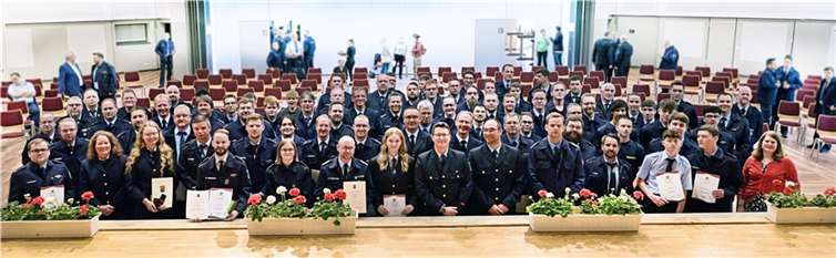 Abschlussfoto mit allen Feuerwehrmänner und -frauen, die am Abend geehrt, in den Feuerwehrdienst bestellt oder befördert wurden, gemeinsam mit Bürgermeisterin Alexandra Marzi (re.).  Foto: VG Wirges/Silja Götte