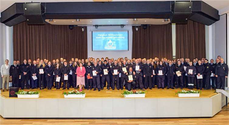 Abschlussfoto mit allen Feuerwehrmännern und -frauen, die am Abend geehrt, in den Feuerwehrdienst bestellt oder befördert wurden, gemeinsam mit Bürgermeisterin Alexandra arzi. Fotos: VG Wirges/Silja Götte