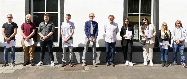 Abschlussklasse BOS 2 mit Klassenleiter Roland Raithel und Lehrer Uwe Christoffer.Fotos: Britta Kleine-Tebbe, BBS Lahnstein