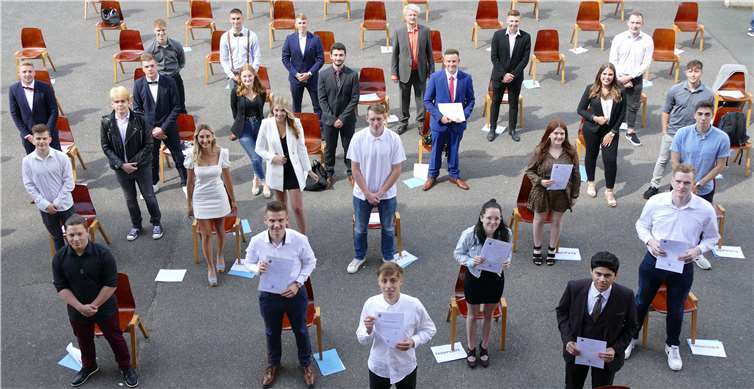 Abschlussklasse HBFPV19 mit Klassenleiter Georg Bruchhof.