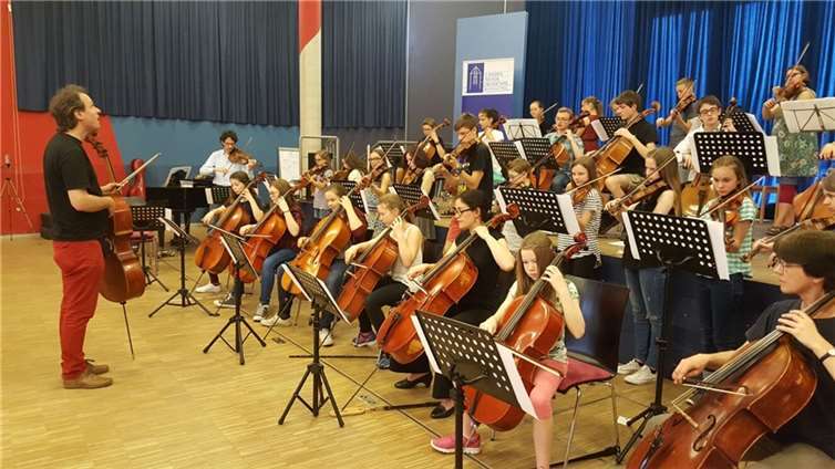 Abschlusskonzert der „Groovy Strings“ in der Aula.  Quelle: Landesmusikakademie Rheinland-Pfalz e.V.