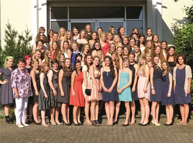 Abschlussschülerinnen mit den Klassenlehrerinnen Frau Acker und Frau Schemmer. privat