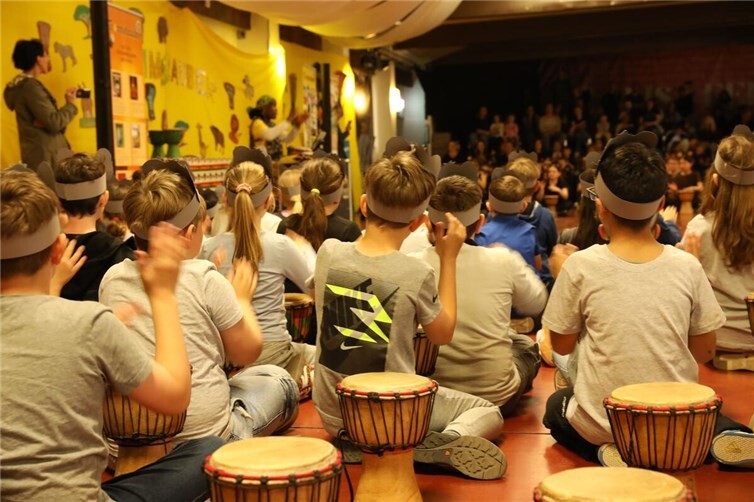 Abschlussveranstaltung der Projektwoche „Trommelzauber“ der Lindenschule Bad Breisig.