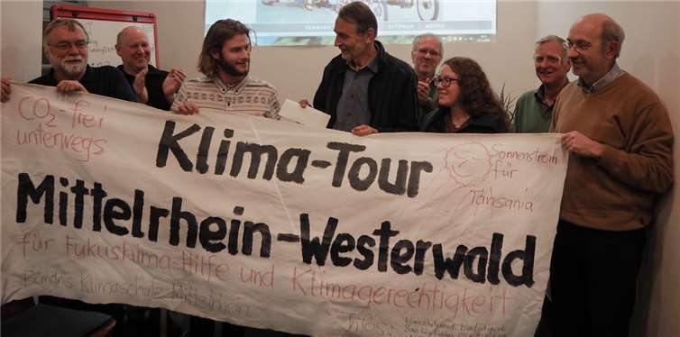 Abschlussveranstaltung im Dreikönigenhaus der Görlitz-Stiftung Koblenz. Alexander Otto überreicht eine größere Spende aus seiner Treesome-Musikveranstaltung im Barock. Tanzen und Spaßhaben und zugleich was für die Umwelt tun, das kommt an bei jungen Leuten, die dafür gerne einen Euro mehr für den Eintritt geben. Foto: Alexander Otto