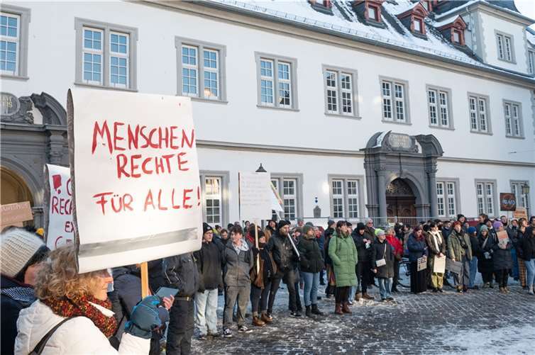 Koblenz demonstriert gegen Rechts – Für Demokratie gegen Faschismus Abschlußversammlung am Koblenzer Rathaus Jesuitenplatz. Foto: SCH