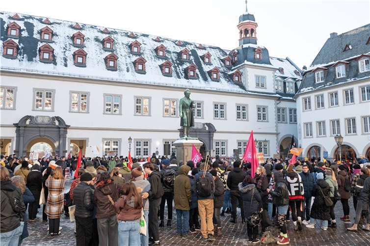 Abschlußversammlung am Koblenzer Rathaus Jesuitenplatz mit Johannes-Müller-Denkmal Foto: SCH