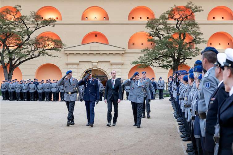 Abschreiten der Front. Von links nach rechts: Generalstabsarzt Dr. Johannes Backus, Generalleutnant Gerald Funke, Minister Clemens Hoch und Generaloberstabsarzt Dr. Ralf Hoffmann. Foto: Bundeswehr/Patrick Grüterich