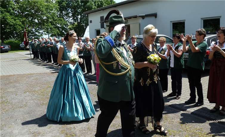 Abschreiten der Schützenfront durch die scheidenden Könige.privat
