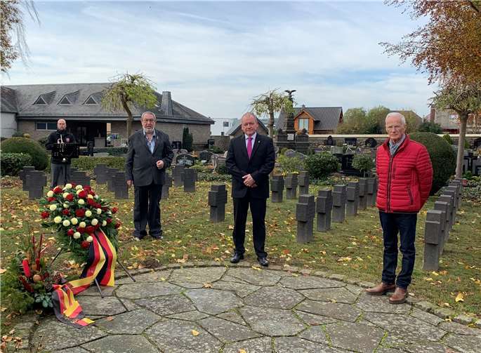 Abseits der Öffentlichkeit wurde in einer feierlichen Zeremonie ein Kranz niedergelegt. Foto: Stadt Polch