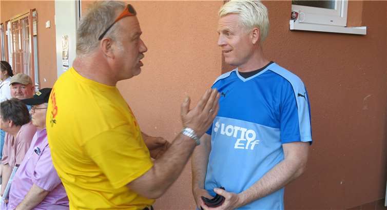 Abseits des Spielfeldes entwickelten sichintensive Gespräche, hier mit Guido Cantz.