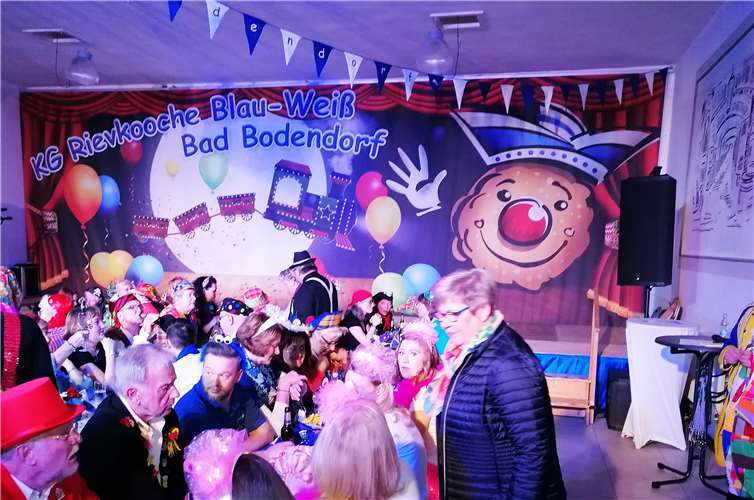 Absolut sehenswert war das Bühnenbild im Saal des Winzervereins.