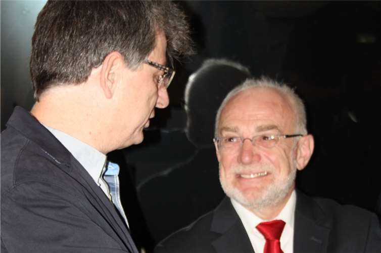 Absolute Mehrheit verloren aber Wahl gewonnen. OB Nikolaus Roth im Gespräch mit Ralf Seemann (Die Grünen). Fotos: FF