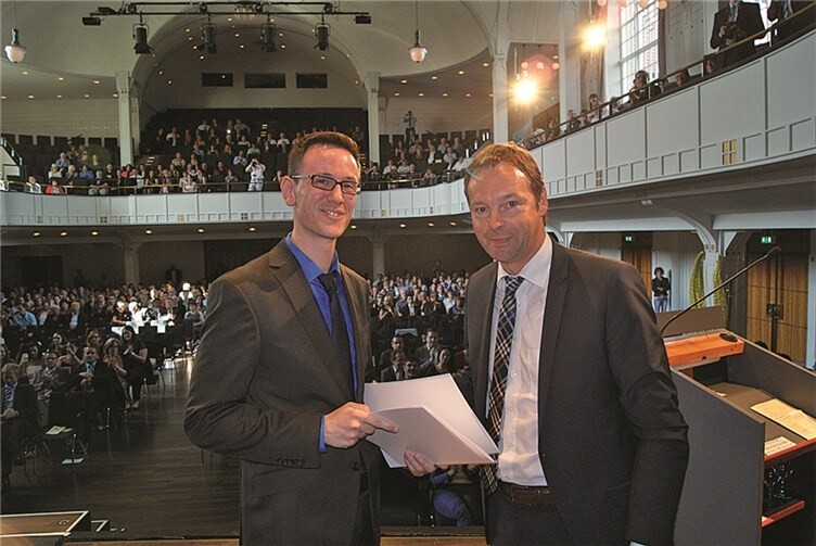 Absolvent Christian Dietrich mit Dr. Alexander Wilhelm vom Finanzministerium in Mainz.