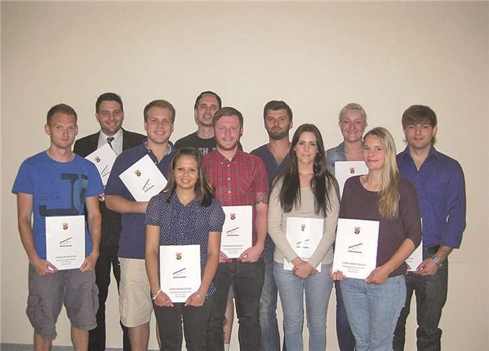 Absolventen der BOS I 13: Marina Bock, Rond-David Börsting, Janina Elers, Patrick Fink, Eugen Kaplanski, Simon Lehmann, Christian Mendel, Sabine Rausch, Regina Schellenberg, Eduard Schener, Malte Schrader, Susanne Schwarz, Jacqueline Upgang und Jennifer Wolff. Privat