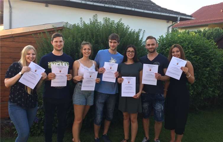 Absolventen der BOS I 17: Jessica Bredel, Sergey Burghardt, Lukas Hammer, Judy Kulemkamp, Dominik Lütgenau, Jessica Mrusek, Nico Schäfer und Sarah Shad.  Ludwig-Erhard-Schule