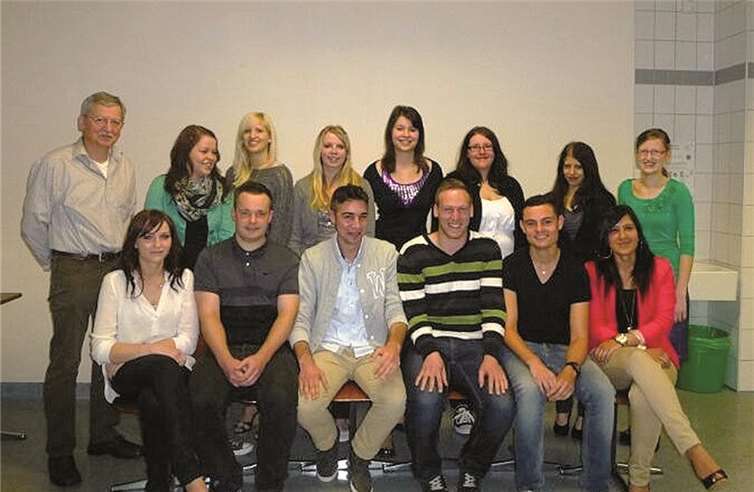 Absolventen der Berufsoberschule I mit ihrem Klassenleiter Hans Udelhoven.privat