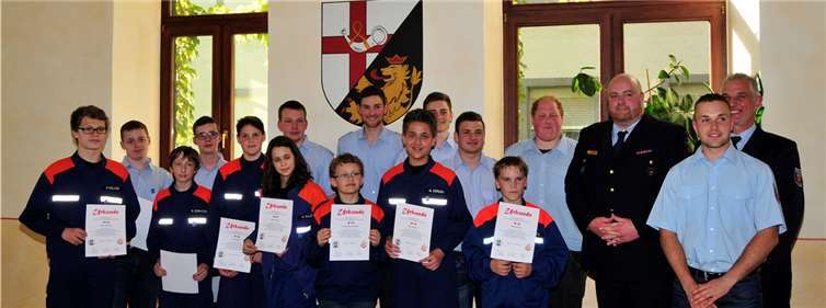 Absolventen der Jugendflamme Stufe 1 (vordere Reihe v. l.): Fabian Welches, Rico Schweiger, Leo Görgen, Hanna Bauer, Lukas Welches, Nils Görgen und Niklas Broich.Axel Görgen