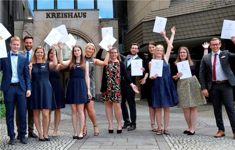 Absolventen des dritten Einstiegsamt (ehemals gehobener Dienst): Jonas Bartel, Anna Bornheim, David Hermann, Jörg Krechel, Michaela Mallmann, Josefine Heinke, Melanie Berens und Robin Schmitz. Absolventen des zweiten Einstiegsamt (ehemals mittlerer Dienst): Sabrina Brost, Cedrik Klein, Jana Lehmkühler, Luisa Ramaj und Gina Sevenich. Foto: privat