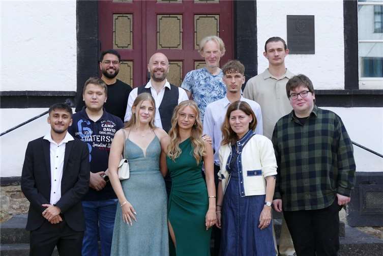 Absolventen mit Lehrkräften.