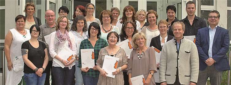 Absolventen und Seminarleiter der Fachweiterbildung „Palliative Care“ vorm Eingangsportal der Philosophisch-Theologischen Hochschule in Vallendar. Privat