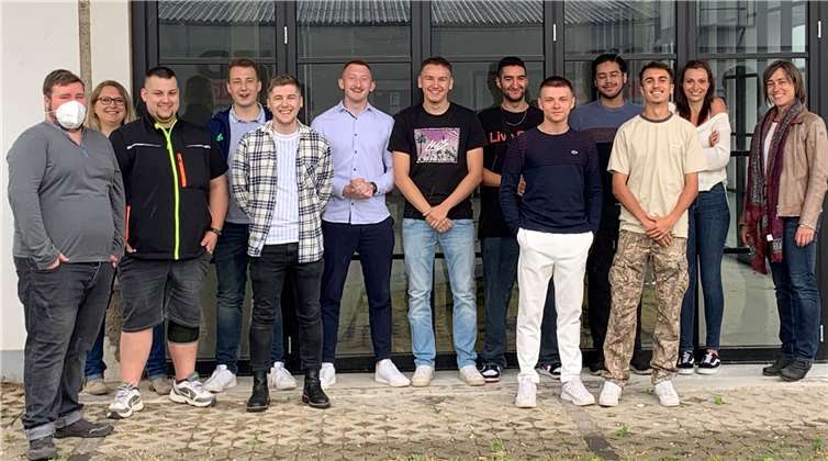 Absolventinnen und Absolventen der BOS I mit ihren Klassenlehrerinnen.Foto: privat