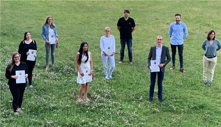 Absolventinnen und Absolventen der Fachschule Wirtschaft an der Ludwig-Erhard- Schule Neuwied mit ihrer Lehrerin und ihren Lehrern Frau Hartmann, Herr Bonn und Herr Feil. Foto: privat