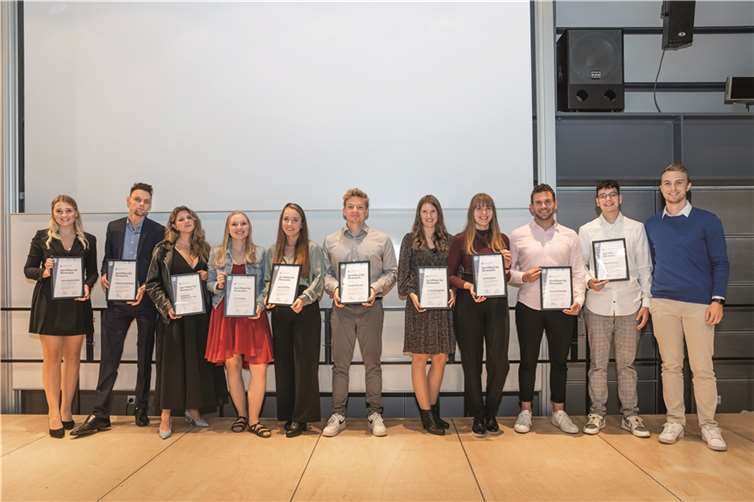 Absolventinnen und Absolventen des Campus Remagen der Hochschule Koblenz wurden für ihr ehrenamtliches Engagement in den studentischen Gremien ausgezeichnet. V.li. Lena Sophie Klein, Markus Unkelbach, Elizaveta Zhavorankova, Pia Klöpper, Lena Schäfer, Maxim Wenzel, Alina Schlagwein, Emilie Rosin, Carsten Rauber, David Schnur und Sebastian Roth (StuPa-Präsident).  Fotos: Baumann Fotografie