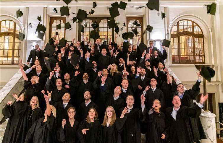 Absolventinnen und Absolventen des MBA-Fernstudienprogramms am RheinAhrCampus Remagen 2019. Foto: Creativ-Picture Lamberz