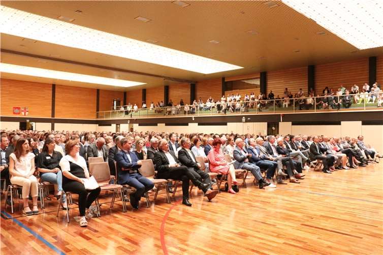 Absolventinnen und Absolventen und die Gäste in Mülheim-Kärlich.  Foto: HöV / ZVS