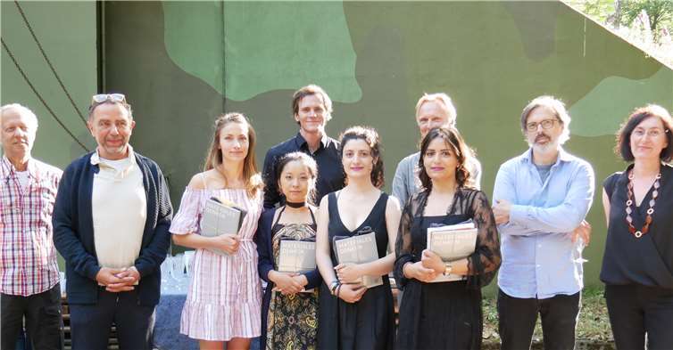 Absolventinnen und Dozenten des Instituts sind sehr stolz auf die Ausstellung. Fotos: GBA