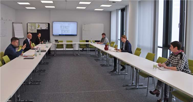 Abstand halten ist derzeit oberste Bürgerpflicht. Auch die Mitglieder des Stabes außergewöhnliche Ereignisse, den die Stadt Meckenheim bereits seit dem Ausbruch des Coronavirus in Nordrhein-Westfalen eingerichtet hat, beraten in ihren täglichen Sitzungen mit ausreichendem Abstand zum Sitznachbarn.Quelle: Stadt Meckenheim