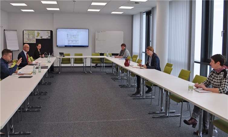 Abstand halten ist derzeit oberste Bürgerpflicht. Auch die Mitglieder des Stabes außergewöhnliche Ereignisse, den die Stadt Meckenheim bereits seit dem Ausbruch des Coronavirus in Nordrhein-Westfalen eingerichtet hat, beraten in ihren täglichen Sitzungen mit ausreichendem Abstand zum Sitznachbarn.Foto: Stadt Meckenheim