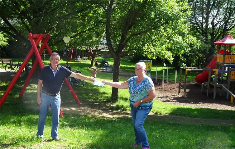 Abstand halten: vorbildlich auch bei einer Spendenübergabe zwischen Renate Kolbe und Siegfried Wonnemann. Foto: W. Kolbe