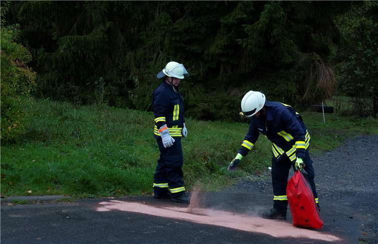 Abstreuen Richtung Feldweg, damit kein Öl in die Landschaft läuft.
