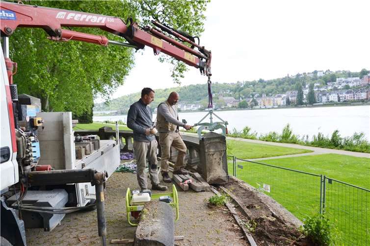 Absturzgefahr: Steinmetz und Restaurator Michael Pitack (re.) und sein Kollege Patrick Müller montiert derzeit in Handarbeit die säulenartigen Stützen und die Abdecksteine der Aussichtsplattform ab. Fotos: Stadt Koblenz/Verena Groß