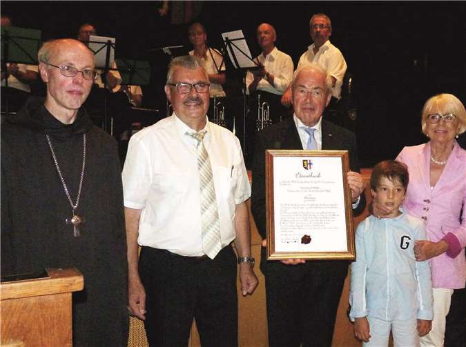 Abt Benedikt Müntenich (v.li.), Stadtbürgermeister Hans Peter Ammel, Ehrenbürger Gernot Mittler mit seiner Ehefrau Irmelin und Enkel Julian.