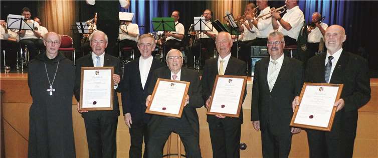 Abt Benedikt Müntenich (v.li.), neuer Ehrenbürger Gernot Mittler (Staatsminister a.D.), Pater Prof. Dr. Heribert Niederschlag, neuer Ehrenbürger Herbert Kranz, Ehrenringträger Lothar Tentler, Stadtbürgermeister Hans Peter Ammel und Ehrenringträger Hermann Kleber. Fotos: -FRE-