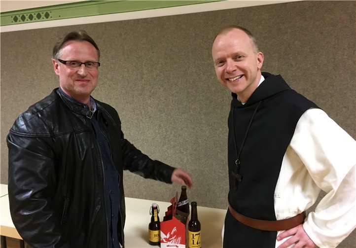 Abt Dr. Erik Vaden aus England begeisterte die Mendiger Bierfreunde mit allerlei Fachwissen in einer lockeren Atmosphäre.privat