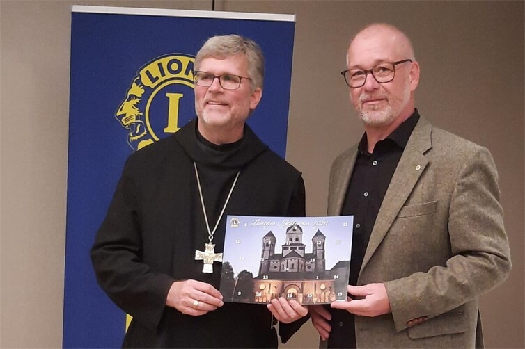 Abt Mauritius erhält den ersten Adventskalender von Präsident Christoph Helling